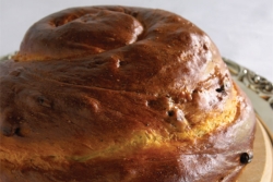 Round challah with raisins